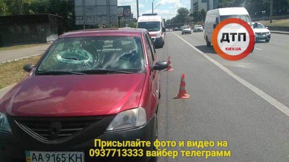 В Киеве на проспекте Победы с моста на автомобиль упал кусок бетона, которым травмировало руку пассажиру