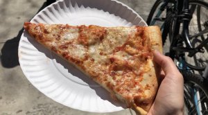 Любимое блюдо туристов - пицца за $ 0,99
