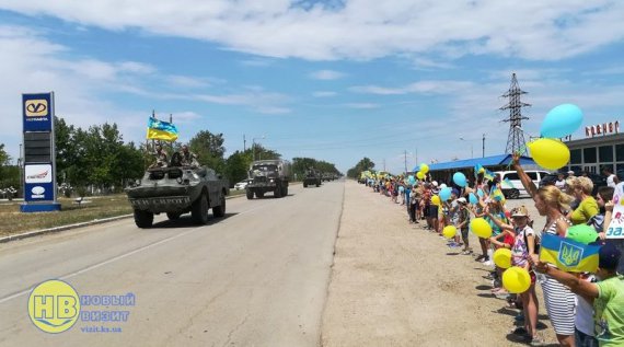 В Новой Каховке на админкордоне с оккупированным Крымом, местные жители с флагами и цветами встречали военных 34 батальона 57 ОМБ