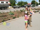 У Новій Каховці, на адмінкордоні з окупованим Кримом, місцеві жителі з прапорами та квітами зустрічали військових 34 батальйону 57 ОМБ