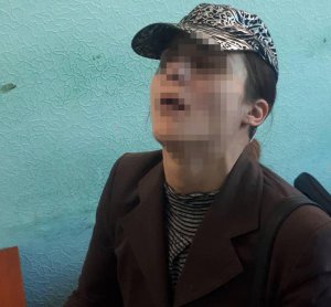 В Киеве женщина с признаками наркотического опьянения небрежно относилась к ребенку