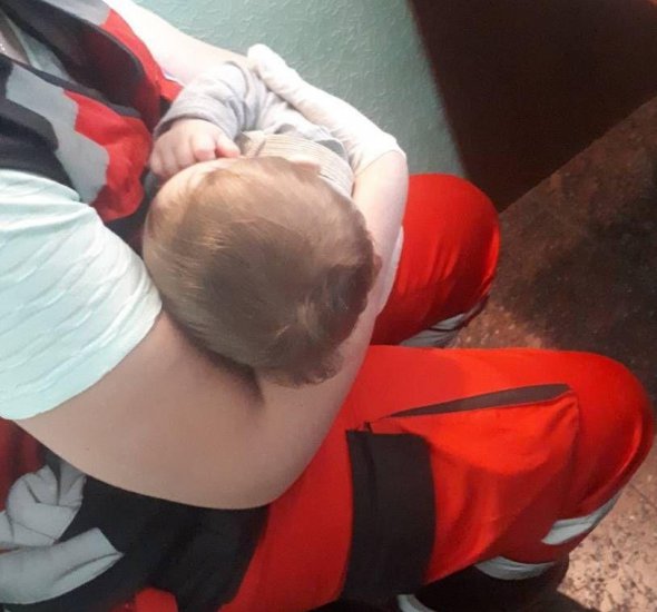 В Киеве женщина с признаками наркотического опьянения небрежно относилась к ребенку