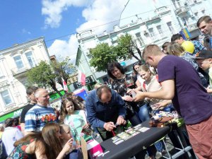 Влад Андрєєв із Ужгорода малює картини за 2 -3 хвилини.