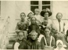 Елизавета Павловна Скоропадская (верхний ряд вторая справа) среди крестьянских детей