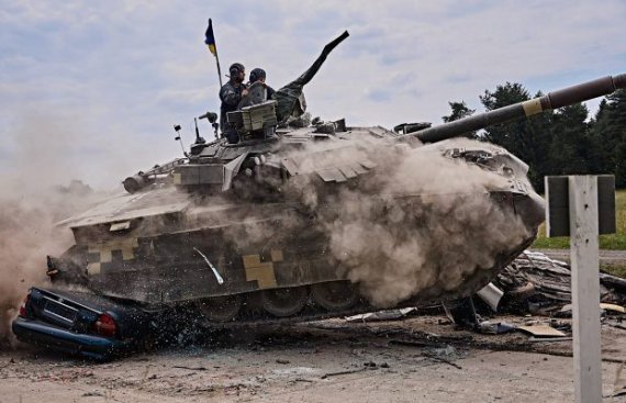 Український танк Т-84 чавить легковика на змагання у Німеччині 