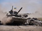Український танк Т-84 чавить легковика на змагання у Німеччині 