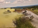 Украинский танк Т-84 стреляет из-за укрытия
