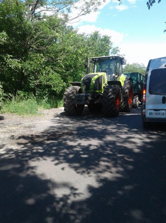 Жители села Михновцы Лубенского района жалуются на плохое состояние дорог. Их разбивает местная агрофирма