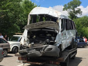 В Грузии автобус с детьми упал в пропасть. Фото: Imedinews.ge