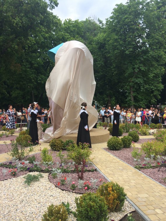 У Тульчині відкрили пам'ятник "Щедрику". Фото: gazeta.ua