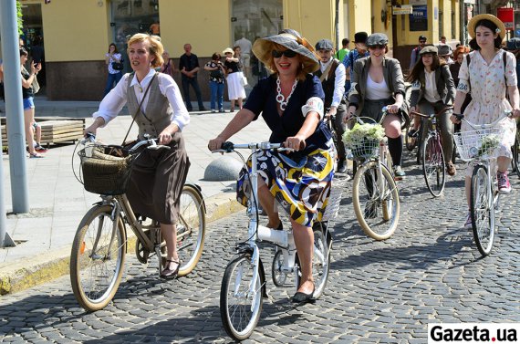 Участники оделись в стиле английской велосипедной моды 30-40-х годов