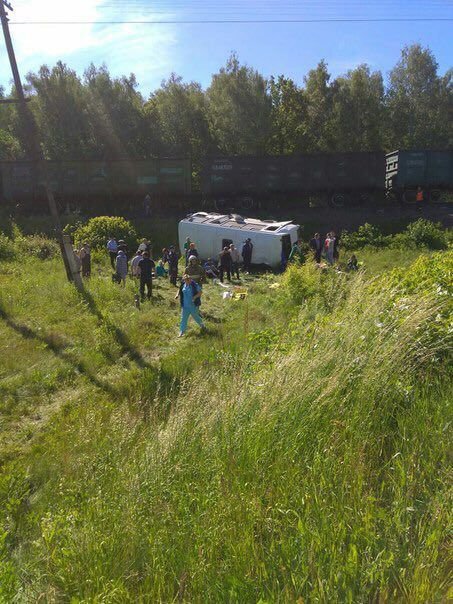 Автобус с российскими музыкантами пытался проскочить железнодорожный переезд. 4 человека погибли