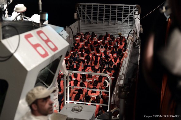 Нелегальних мігрантів з Африки переправляють судном до Італії