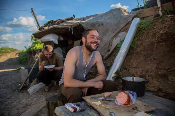 Захисники України   без поспіху споживають їжу на Світлодарській дузі 