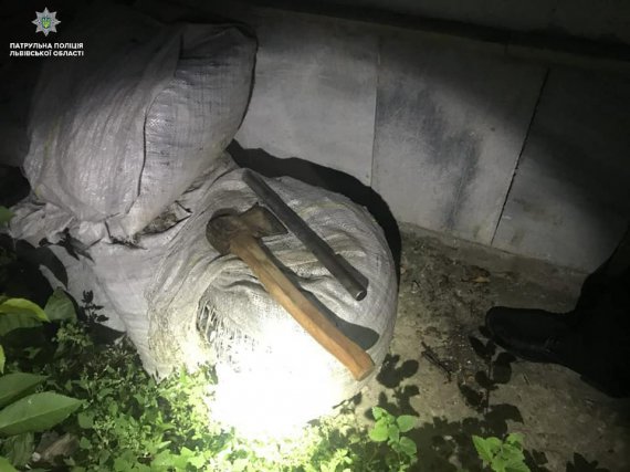 Чоловік у Львові розбив банкомат та вітрину вагазину сокирою