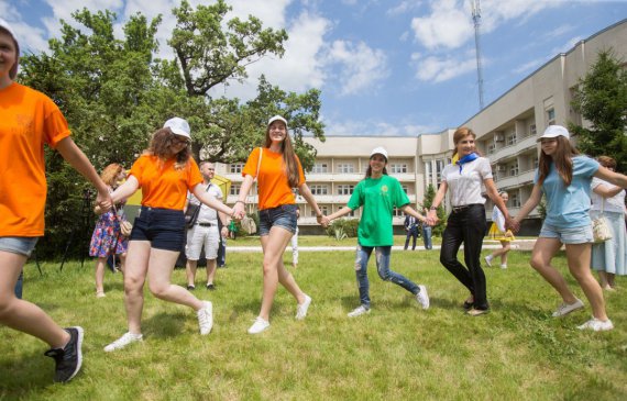 Можна подавати заяви до районних управлінь у справах молоді та спорту та центри соціальних служб