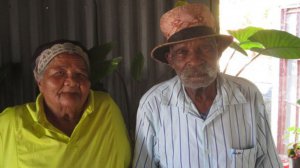 Фредді Блом із Південно-Африканської Республіки позує для фото із дружиною 84-річною Дженет. Чоловік стверджує, що йому 114 років. Курить по дві самокрутки на день