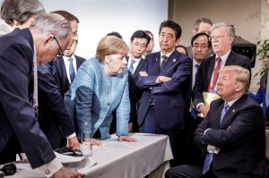 Канцлер Німеччини Анґела Меркель говорить із президентом Сполучених Штатів Америки Дональдом Трампом на саміті ”Великої сімки” 9 червня, Ла-Мальбе, Канада