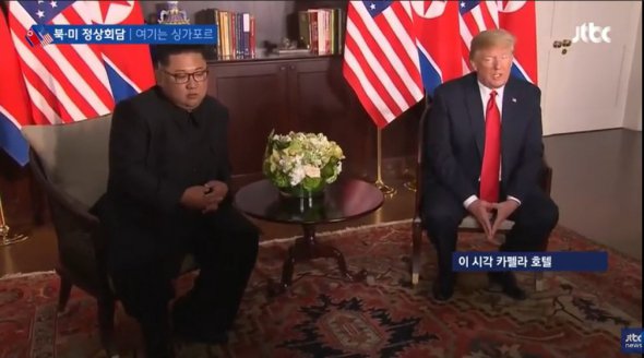 Трамп и Ким Чен Ын встретились и пожали друг другу руки