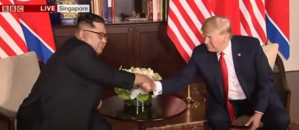 Трамп та Кім Чен Ин зустрілися і потисли один одному руки