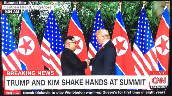 Трамп и Ким Чен Ын встретились и пожали друг другу руки