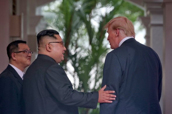 Трамп и Ким идут в комнату для частных переговоров