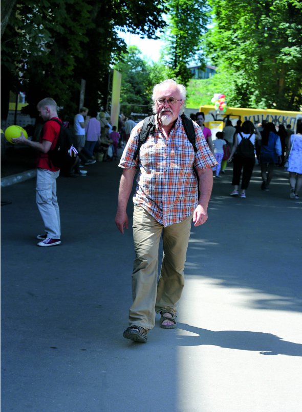 Юрій ВИННИЧУК, 66 років, письменник. Народився 18 березня 1952-го в Івано-Франківську. Батько був лікарем, мати – інженером-економістом. Освіту здобув на філологічному факультеті Прикарпатського університету імені Василя Стефаника. 1974 року переїхав до Львова. Працював вантажником, художником-оформлювачем. 1987-го організував естрадний театр ”Не журись!”. Був його режисером, писав сценарії, пісні, виступав як комедійний актор. У 1990-х – редактор відділу містики та сенсацій газети ”Post-Поступ”, головний редактор газети ”Гульвіса”. Автор збірки поезій ”Відображення”, повістей ”Ласкаво просимо в Щуроград”, ”Діви ночі”, ”Житіє гаремноє”, романів ”Мальва Ланда”, ”Груші в тісті”, ”Танґо смерті”, ”Цензор снів”, ”Аптекар”, ”Лютеція”. Також написав краєзнавчі книжки: ”Легенди Львова”, ”Кнайпи Львова”, ”Таємниці львівської кави”, міфологічну енциклопедію ”Книга бестій”. Твори перекладалися в Англії, Аргентині, Білорусі, Німеччині, Польщі, Канаді, Сербії, США, Франції, Хорватії, Чехії. За його казками зняли мультфільми ”Історія одного Поросятка”, ”Як метелик вивчав життя”, ”Лежень”. ”Флобер колись казав: ”Мадам Боварі – це я”. Так от Лежень – це я. Він наділений тими самими рисами і тією ж любов’ю до вареників”. Автор перекладів із німецької, англійської, чеської, польської, хорватської мов. Живе в місті Винники поблизу Львова. Переможець конкурсу Бі-Бі-Сі на найкращу українську книжку-2005 за роман ”Весняні ігри в осінніх садах”. Дружина Мирослава, 42 роки, син Олесь-Лук’ян, 14 років