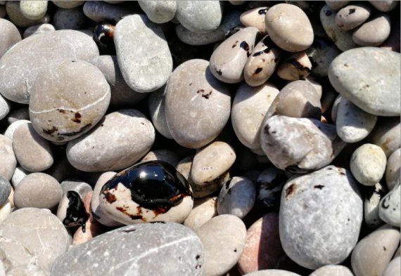 У Гурзуфі пляжники купалися в мазуті.