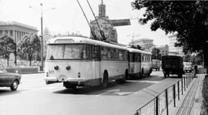 Тролейбусний потяг на Хрещатику у 1968 році. Фото: interesniy.kiev.ua