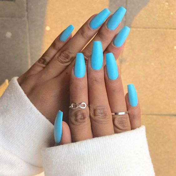 Голубой оттенок ногтей - среди модных этим летом