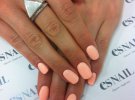 Персиковый оттенок ногтей - среди модных этим летом