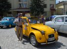 Участник "Ретрофесту" из Молдовы Петр Аргатов в костюме жандарма позирует возле своего автомобиля Citroen 2CV. Его выпускали в течение 40 лет.