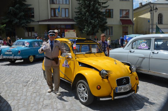 Участник "Ретрофесту" из Молдовы Петр Аргатов в костюме жандарма позирует возле своего автомобиля Citroen 2CV. Его выпускали в течение 40 лет.