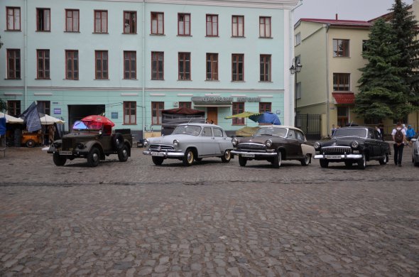 Выставка автомобилей на Армянской площади. На "Ретрофест" приехало почти 50 машин.