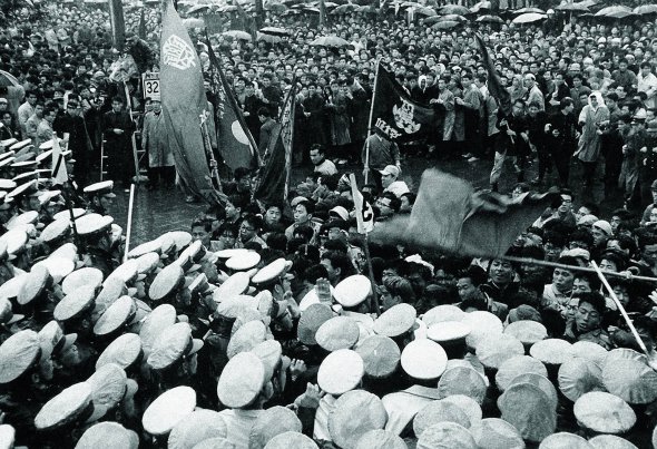 Поліція розганяє протестувальників у японській столиці Токіо 20 червня 1960 року. Студенти вийшли на мітинг проти договору про співробітництво між Японією та США, який набув чинності за місяць до того. Їх обурило розміщення американських військових баз на островах. Силовики розігнали акцію протесту. Договір діє досі