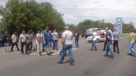 Шахтеры из госпредприятия "Селидовуголь" перекрыли автотрассу Курахово-Селидово. Требуют выплатить долги по зарплате