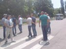 Шахтарі ходять по пішохідному переході, тим самим блокують рух