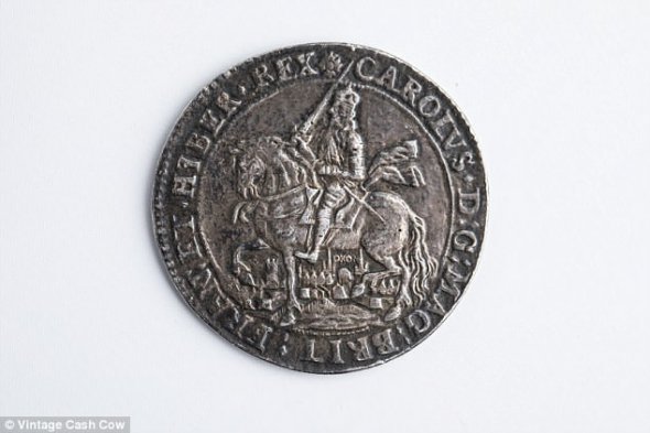 На одной из сторон монеты Oxford Crown изображен британский король Карл І