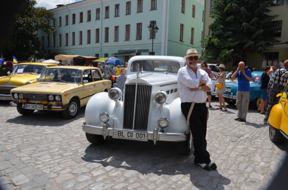  Packard 120 1938-го року випуску і його власник Леонід Заєць. 