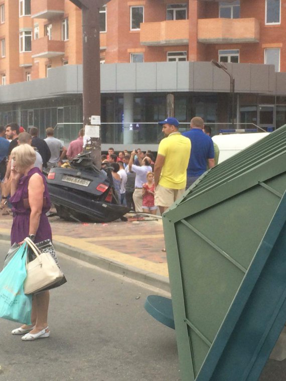 В Ирпене пьяный водитель снес остановку и протаранил припаркованные машины. Фото: DTP KIEV INFO