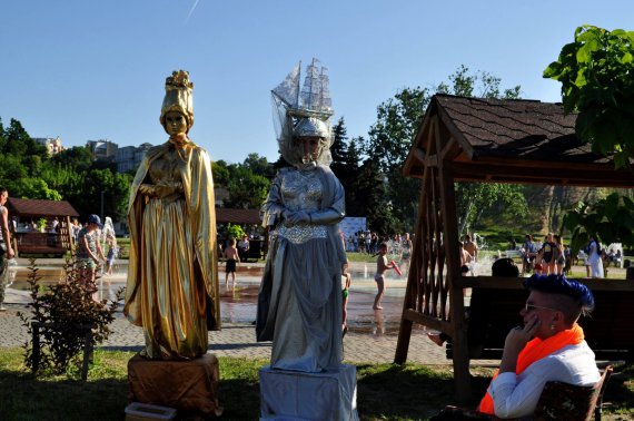 Живі статуї із українського вуличного театру "Джайра".