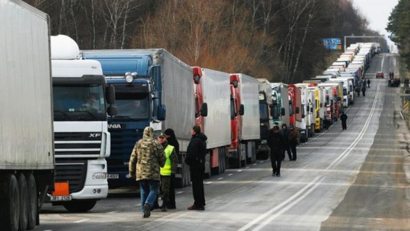 11 июня перед пунктом пропуска "Сеньковка" в Черниговской области на выезд из Украины не пропускали грузовой транспорт