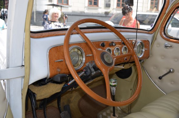 Леонід Заєць купив автомобіль за  тис. На реставрацію витратив майже € 20 тис. Зараз Packard оцінюють у понад  тис. 