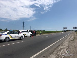 У Харківській області водій автомобіля "ВАЗ" скоїв смертельний наїзд на групу велосипедистів. Фото: Нацполіція