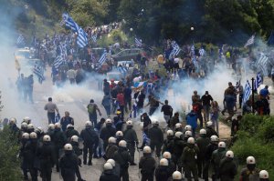 У Греції сталися сутички між поліцією і мітингувальниками, які вийшли на протест у зв'язку з підписанням договору з Македонією. Фото: AFP