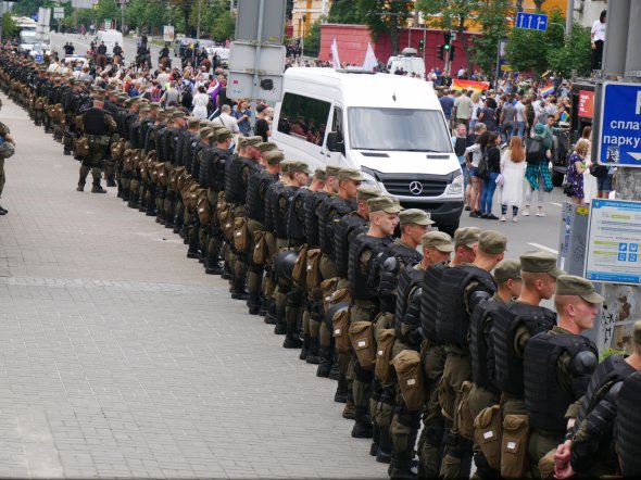 З обох боків колону супроводжують поліцейські