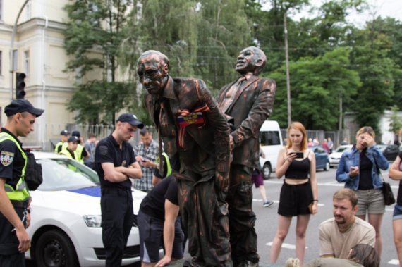 “Ця скульптура симфолізує, що Марш рівності має відбуватися в Москві”, - каже Віталій Чорний, активіст організації “Братство”