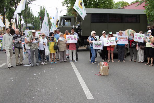 Жінки тримають палкати: “Що за життя без ЛГБТ?” “Рабинович введи ЛГБТ режим” та інші