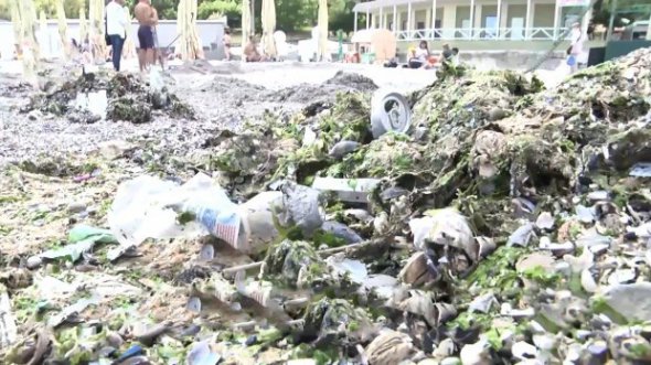 Сміття на пляжах Одеси. Фото: Канал 24
