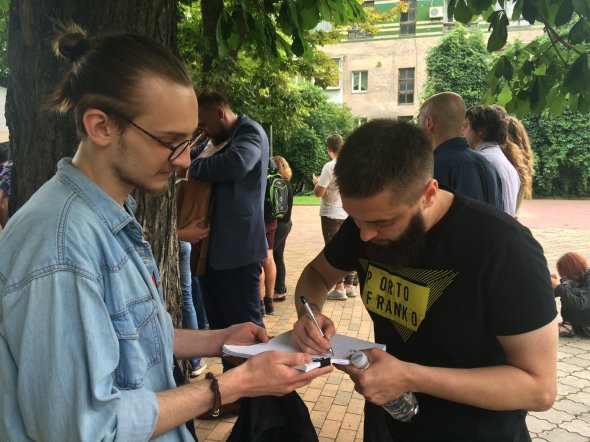 Музикант і поет Олег Каданов дав десяток автографів. Фото: gazeta.ua